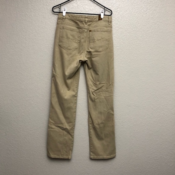 Aura from the Woman at Wrangler Women’s Tan Short‎ Rise Jeans Size 10P - Picture 2 of 4
